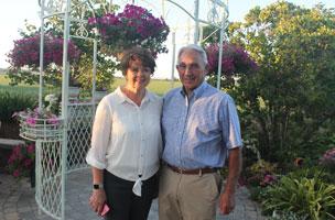 Lou and Kay Wettstein, hosts on a recent 威尼斯人娱乐城 Foundation Garden Tour